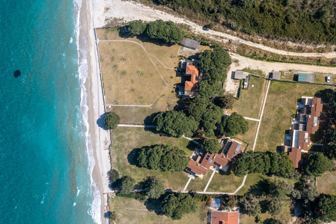 #Flh - Amalthia & Αthena Beachfront Houses In Pefkohori Екстериор снимка